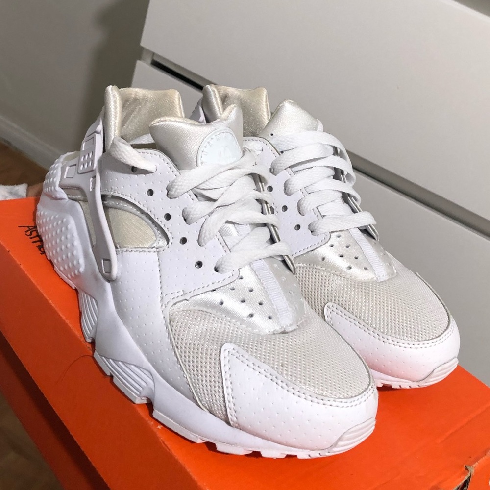 Nike huaraches 6 1/2 in women worn only twice